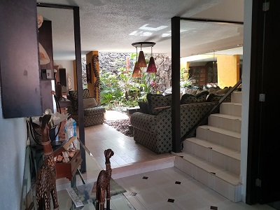 Suri Bienes Raíces - Hermosa e impecable casa, en calle cerrada, en Paseos de Taxque��a, a dos calles de la avenida principal y del centro comercial, con finos acabados, con mucha luz y ventilaci��n natural.
